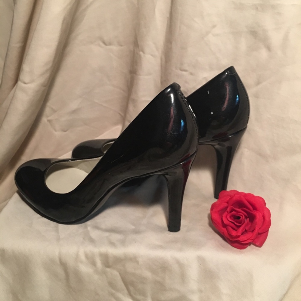 DONATED Black Heels - Picture 4 of 4